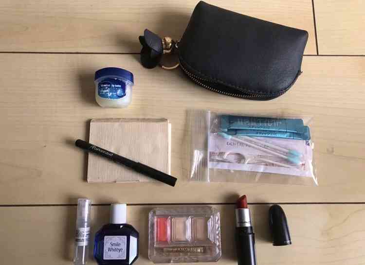 ポーチの中身を見せて下さい!