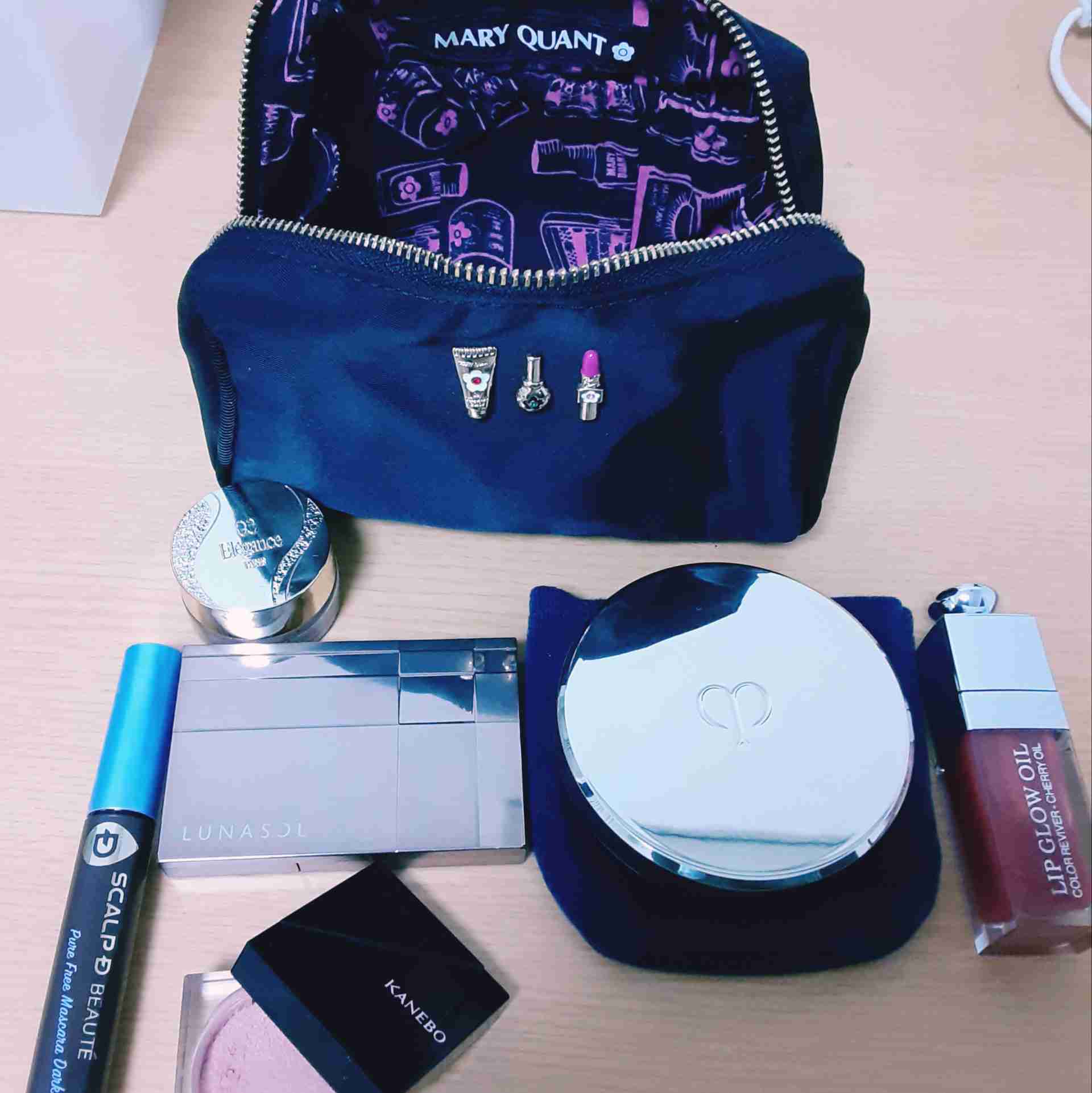 ポーチの中身を見せて下さい!