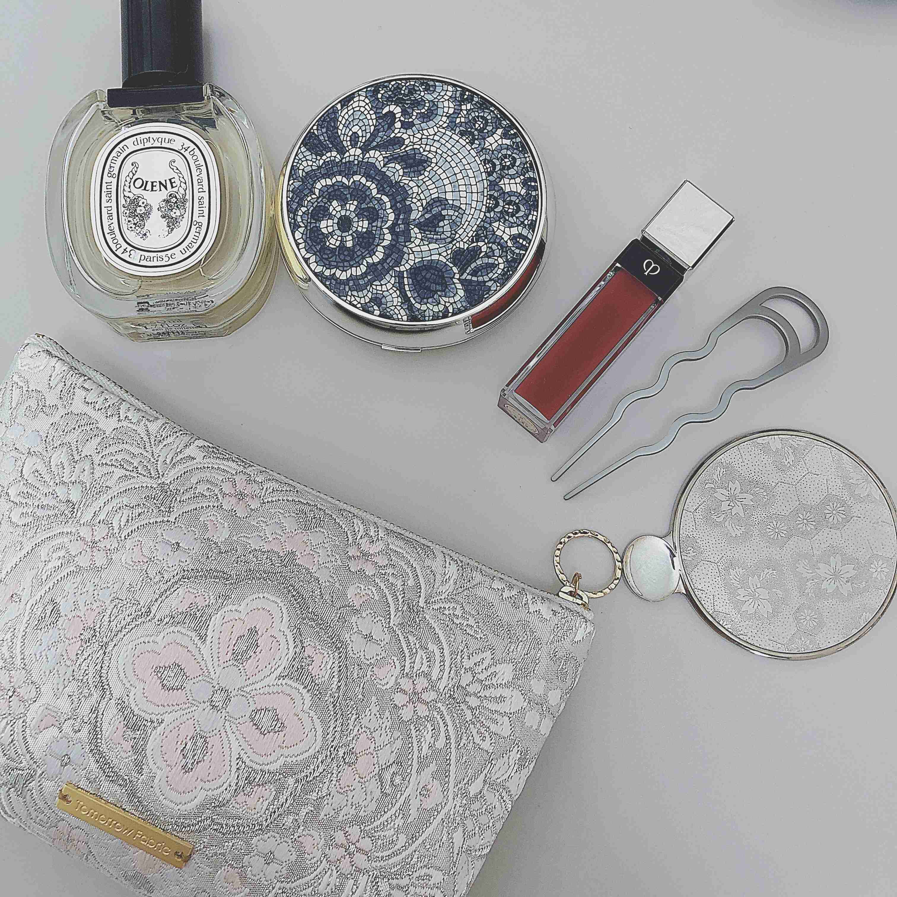 ポーチの中身を見せて下さい!