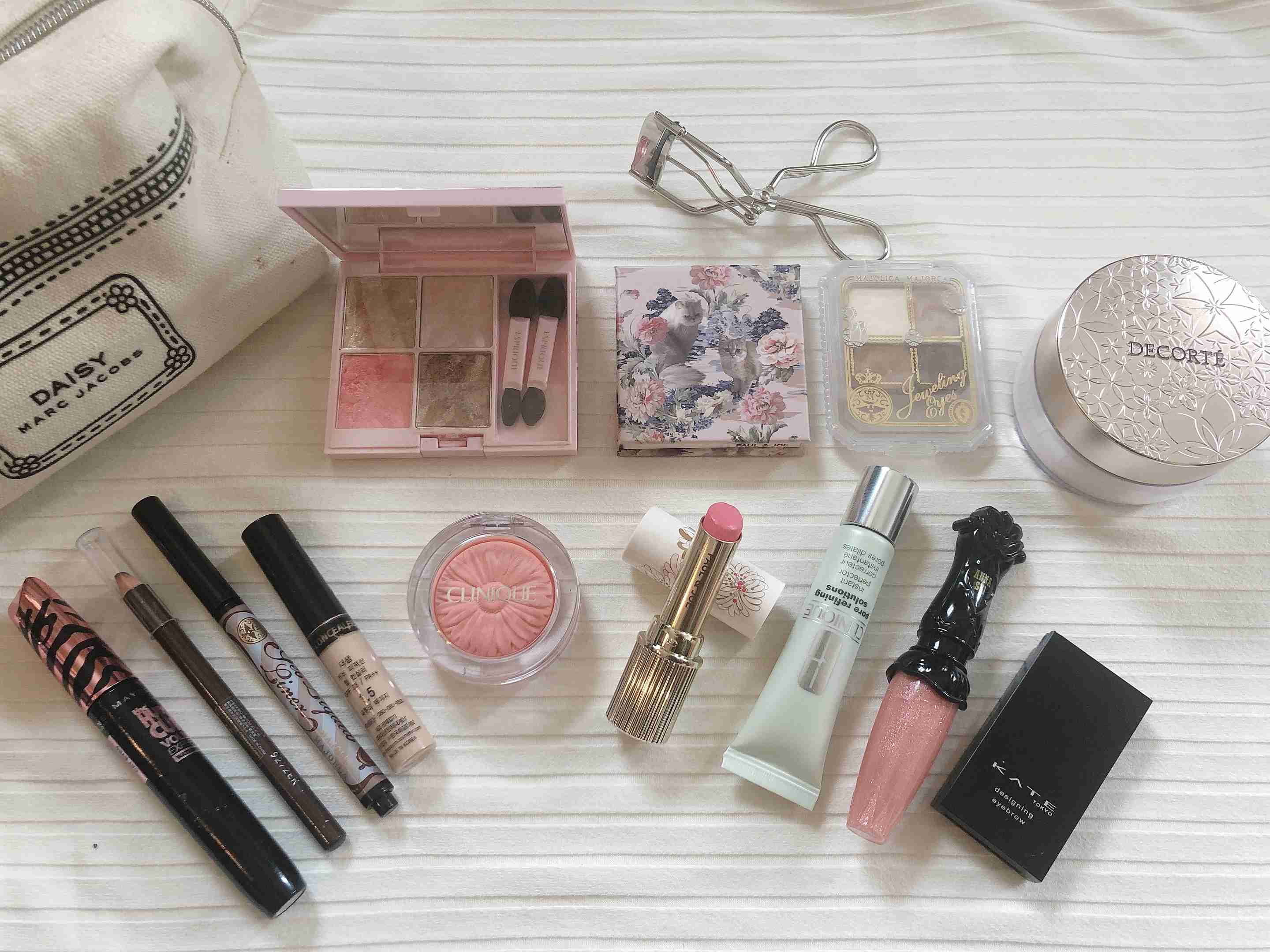 ポーチの中身を見せて下さい!