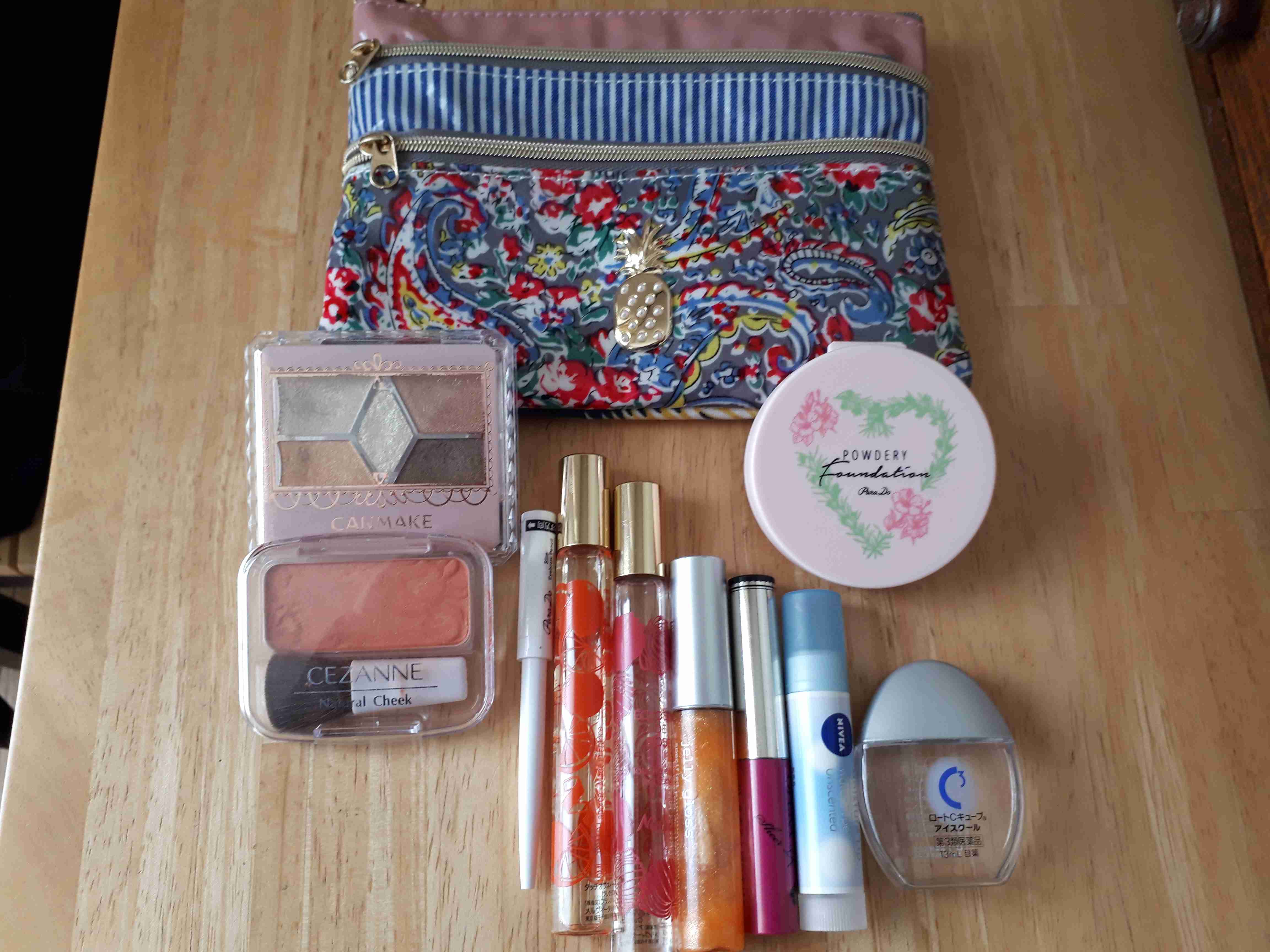 ポーチの中身を見せて下さい!