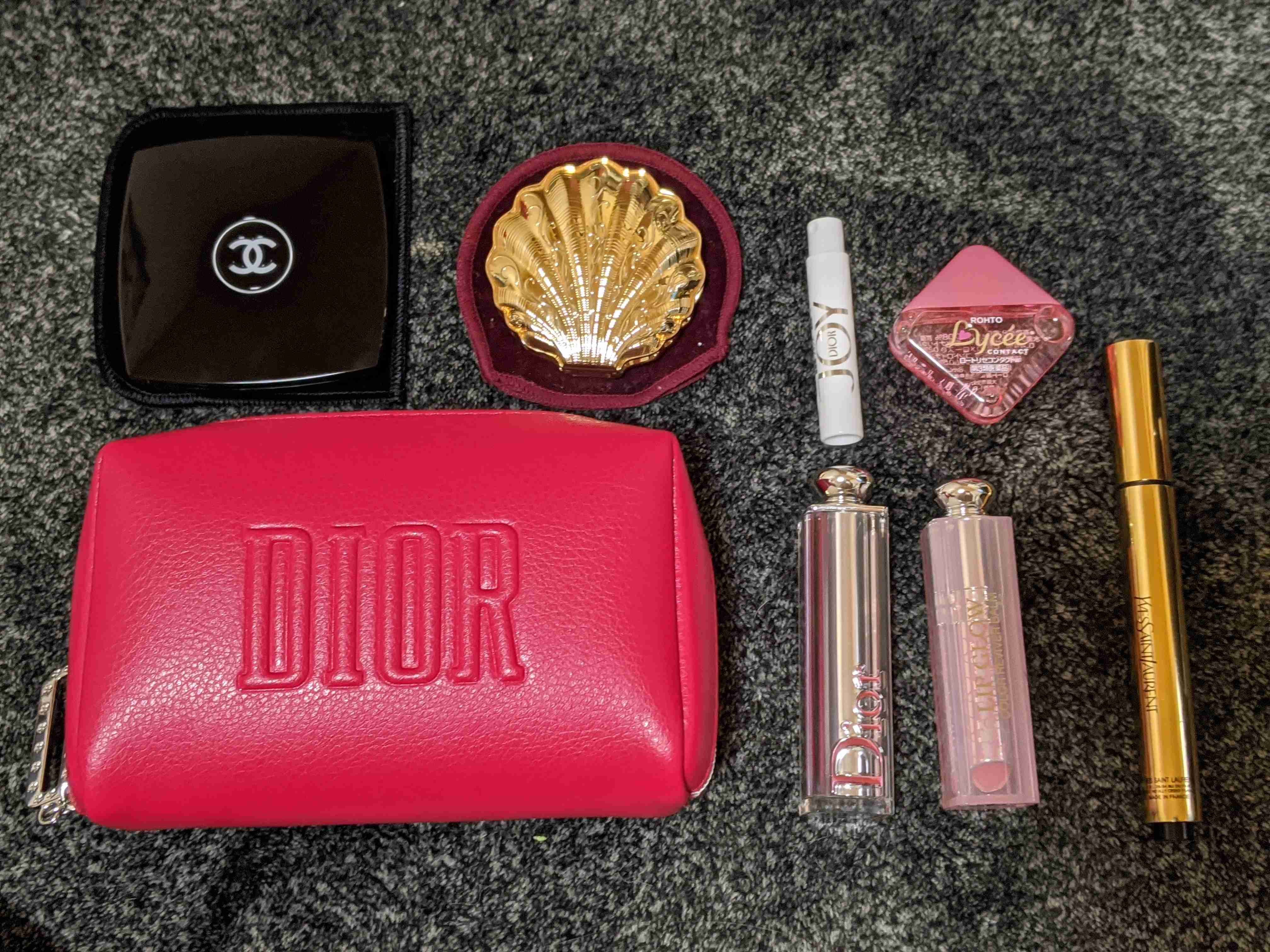 ポーチの中身を見せて下さい!