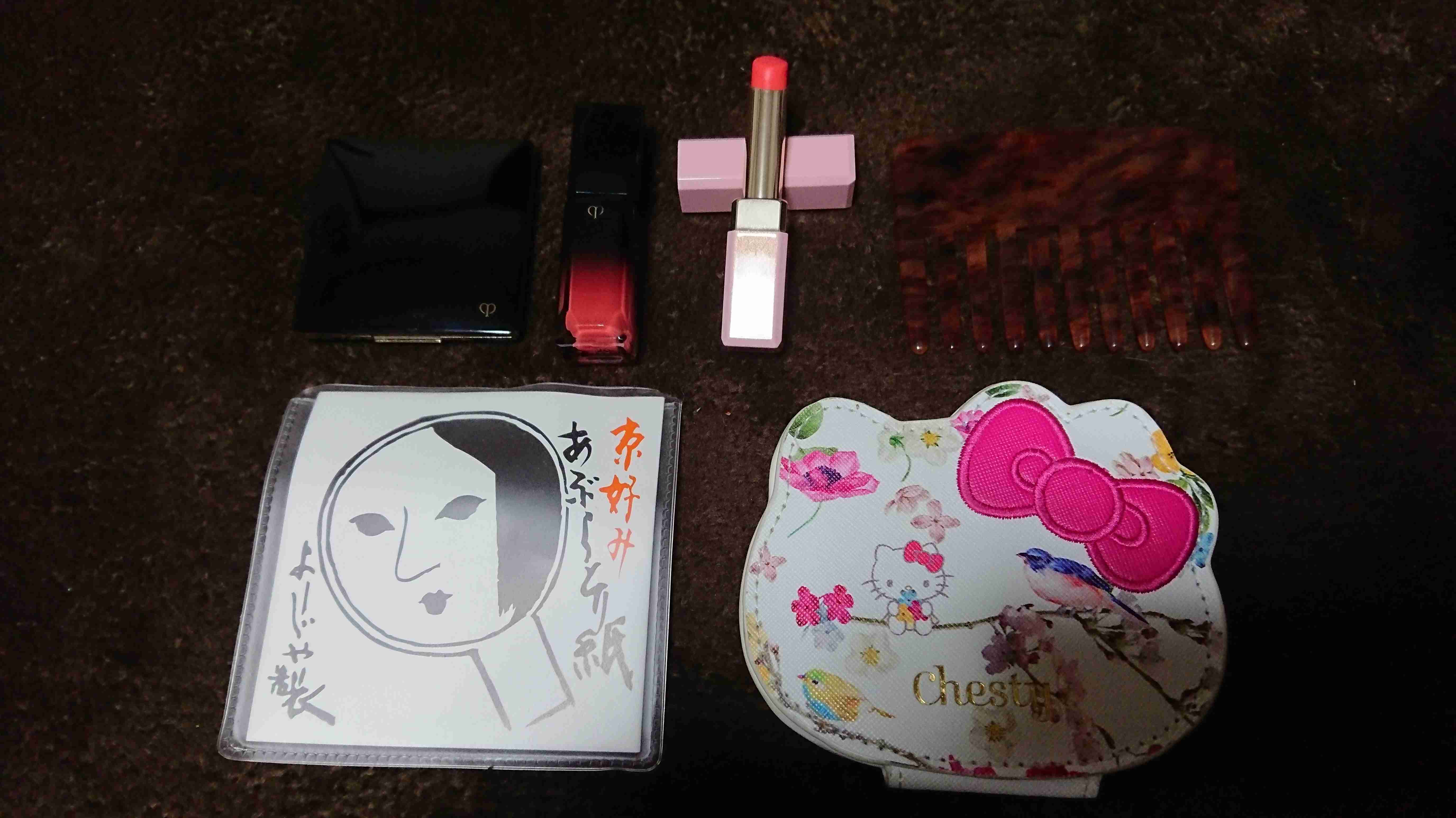 ポーチの中身を見せて下さい!