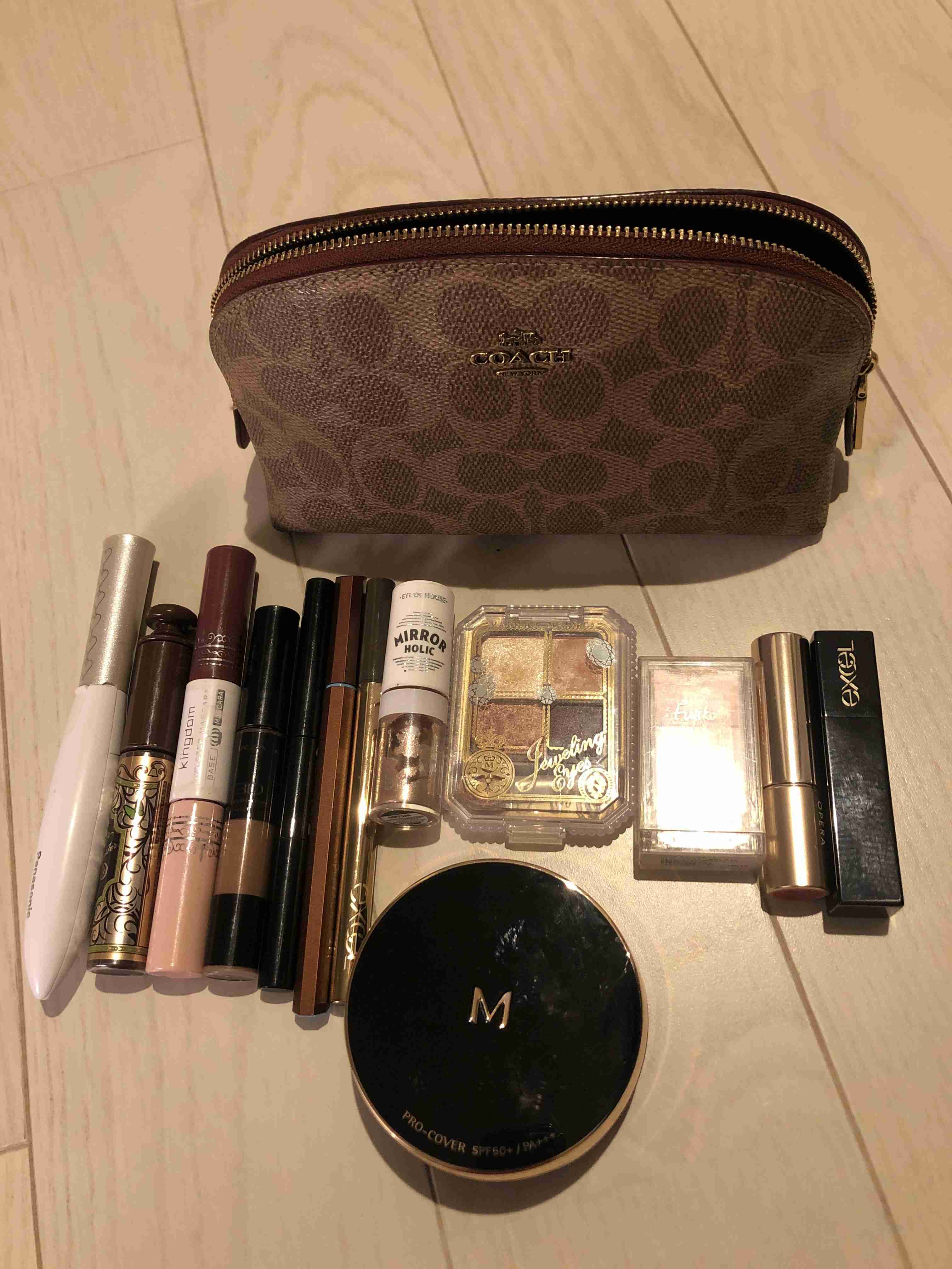 ポーチの中身を見せて下さい!