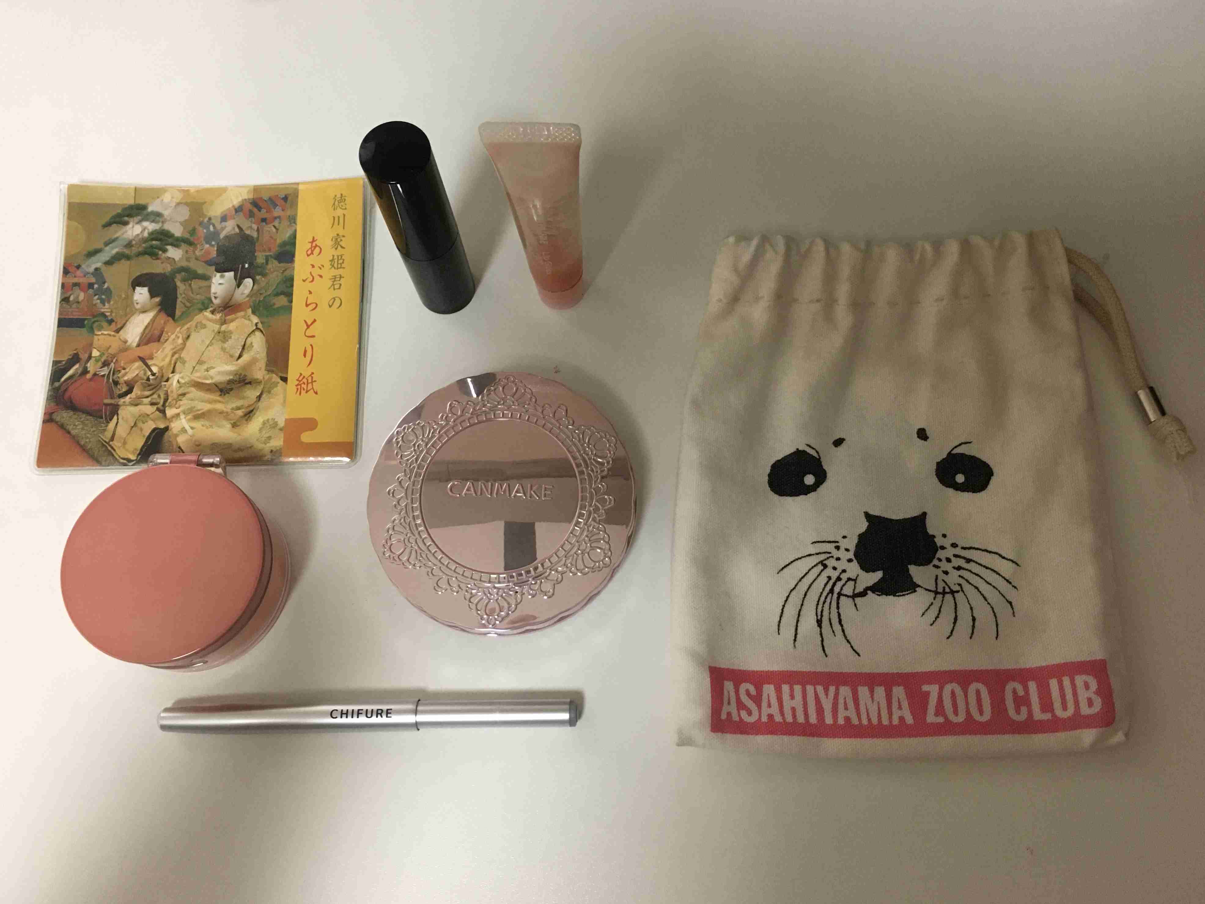 ポーチの中身を見せて下さい!