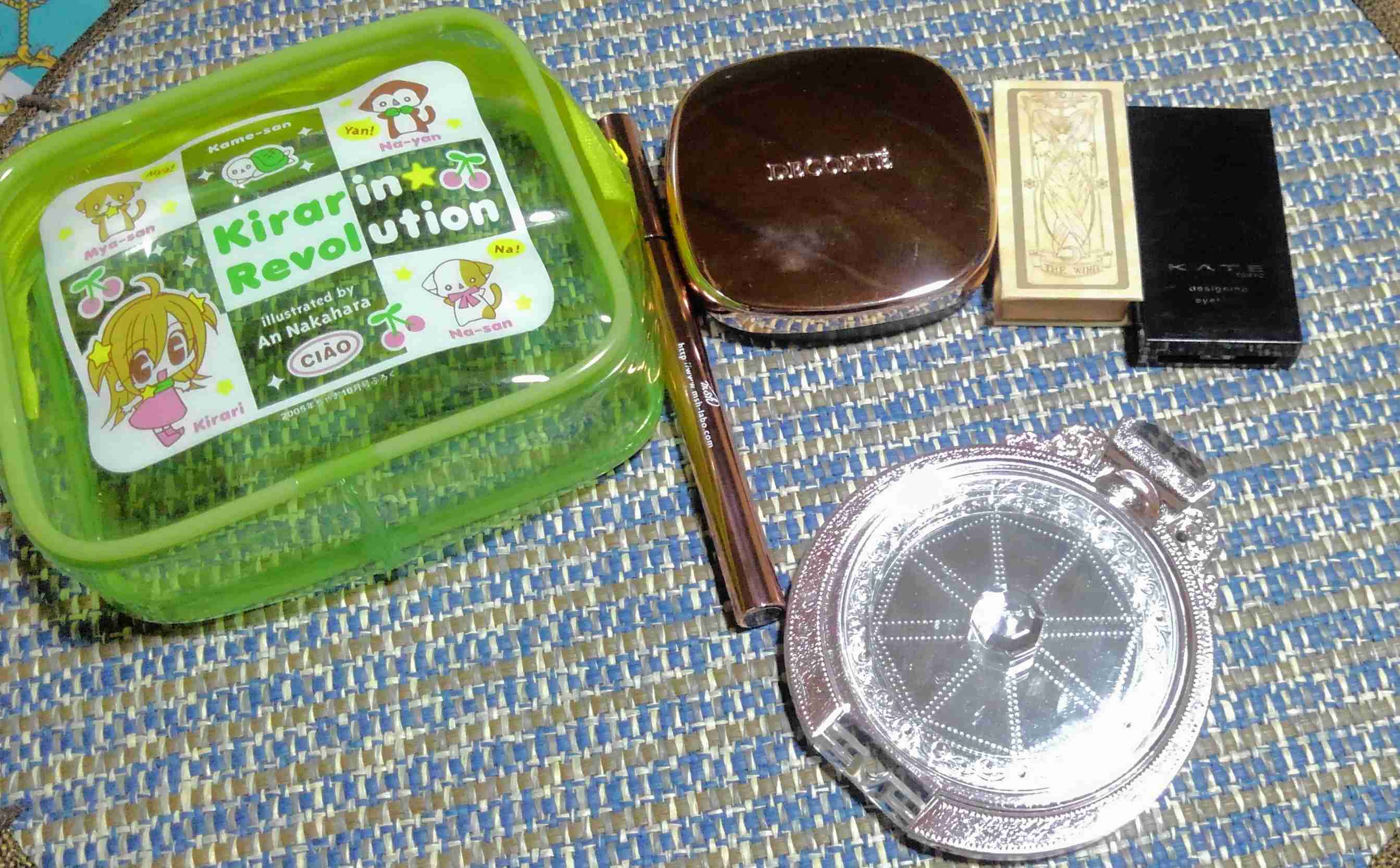 ポーチの中身を見せて下さい!