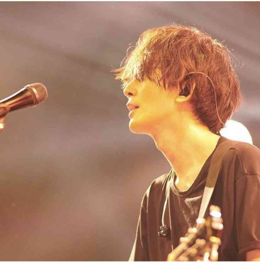 「ブサイクを前髪で隠しているタイプの、雰囲気ボーカリスト」？ ハライチ岩井勇気さんの近影に反響