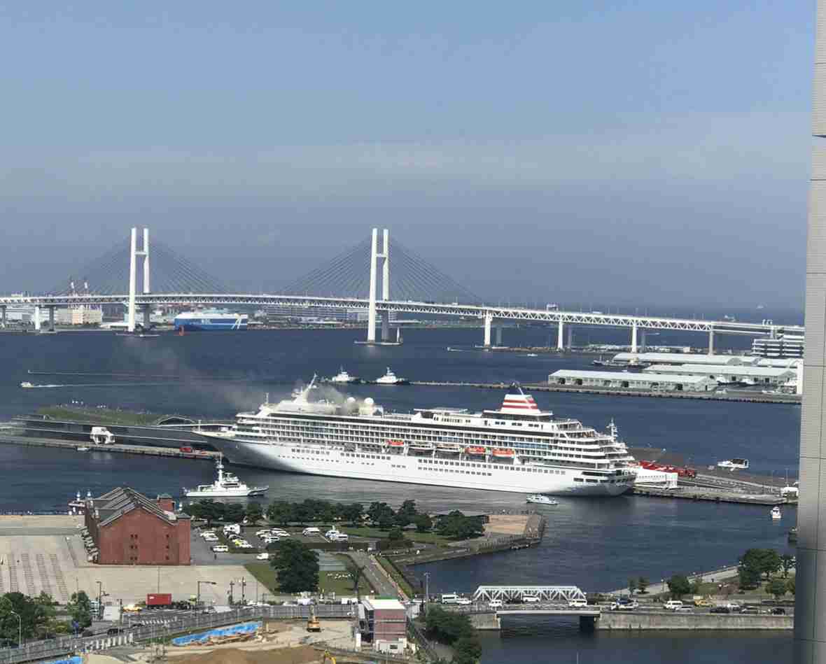 横浜港 停泊中のクルーズ船「飛鳥2」から煙