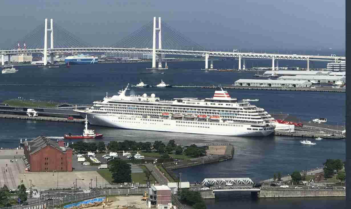 横浜港 停泊中のクルーズ船「飛鳥2」から煙