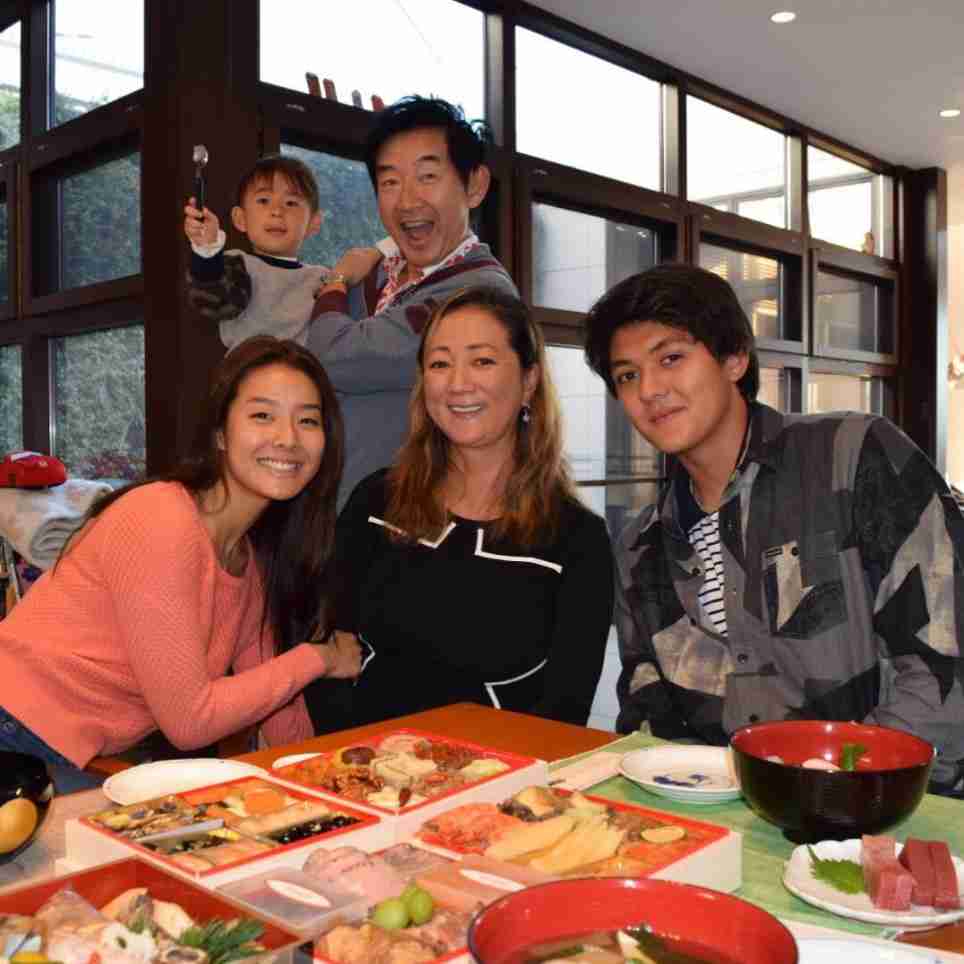 夫が前妻と会っている