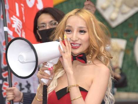 加藤紗里、第1子女児出産後初公の場 