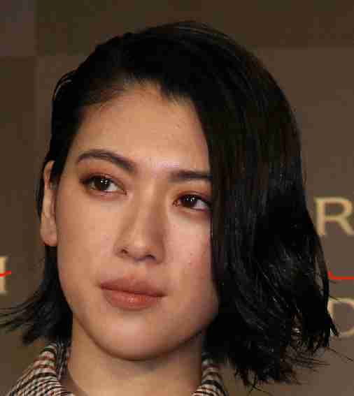 三吉彩花 緊急事態宣言中の外出を「自覚の甘い行動をとってしまったことを深く反省」