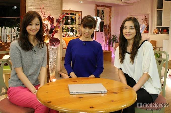 深田恭子　買い物客を釘付けにする黒マスク＆ミニスカ姿