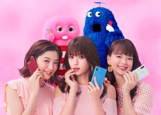 深田恭子　買い物客を釘付けにする黒マスク＆ミニスカ姿