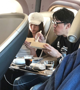 深田恭子　買い物客を釘付けにする黒マスク＆ミニスカ姿