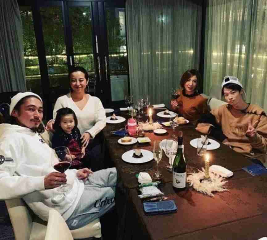 窪塚洋介さんがインスタライブ中に寝落ち、頭皮と自宅カーテンをファンが見守る→朝になり息子さんが登場し無事配信終了