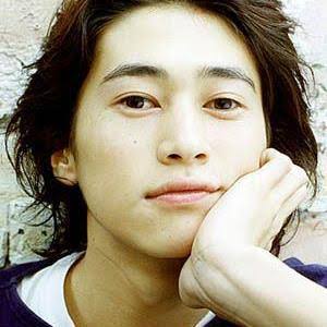 窪塚洋介さんがインスタライブ中に寝落ち、頭皮と自宅カーテンをファンが見守る→朝になり息子さんが登場し無事配信終了
