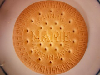 朝っぱらからお菓子食べちゃう人