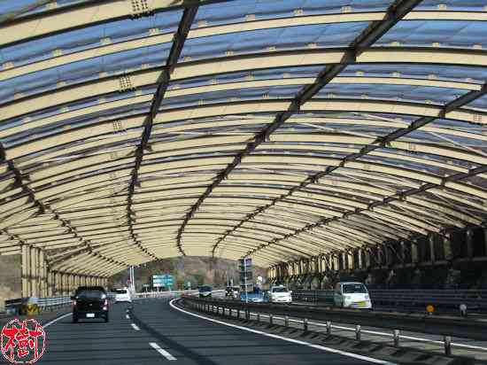 何のため？ 高速道路を覆うスケスケトンネル かつてはレインボーブリッジにも