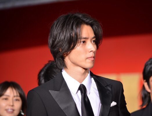 センター分けが似合っている人の画像