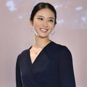 センター分けが似合っている人の画像