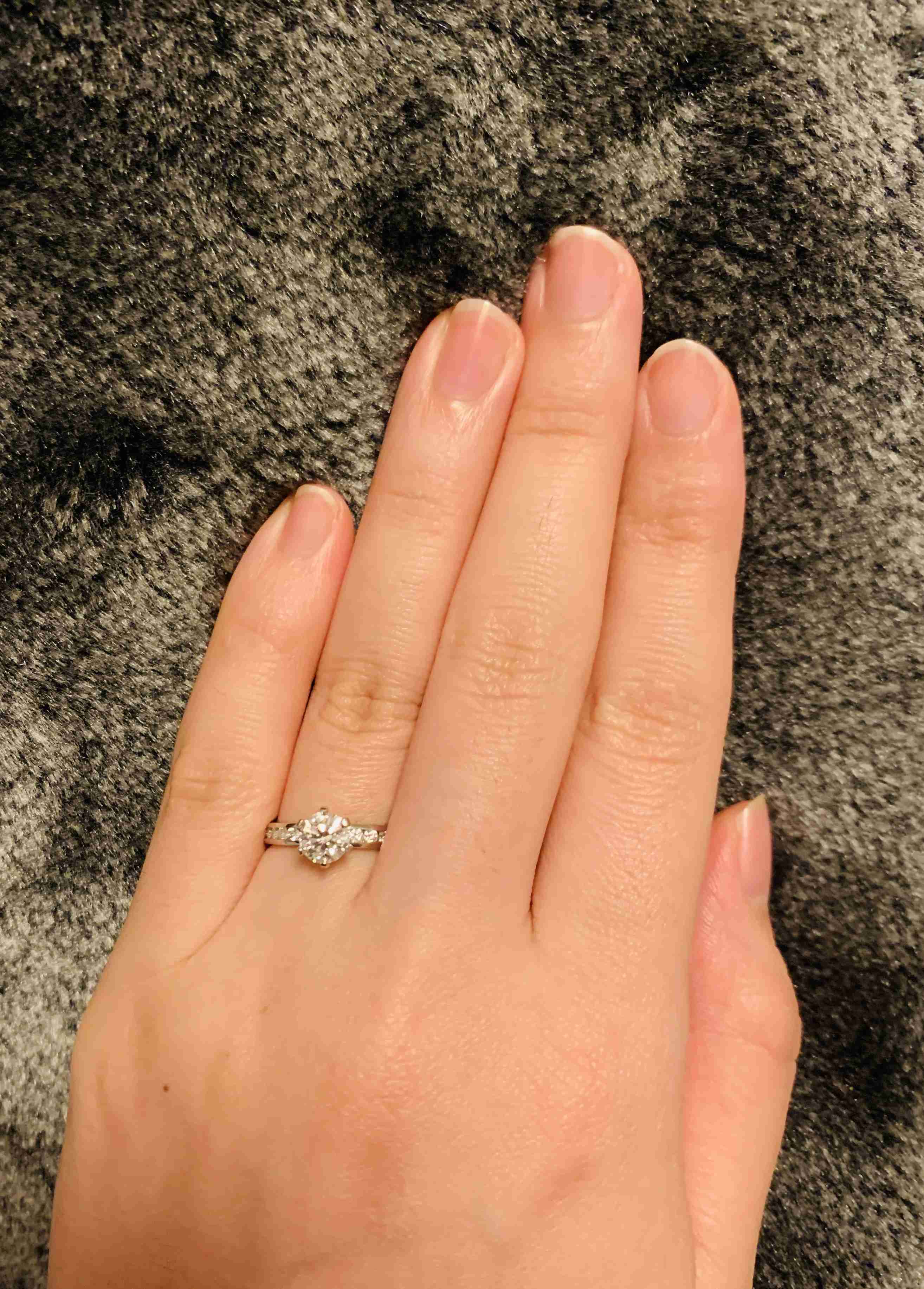 色んな婚約指輪見せてください!