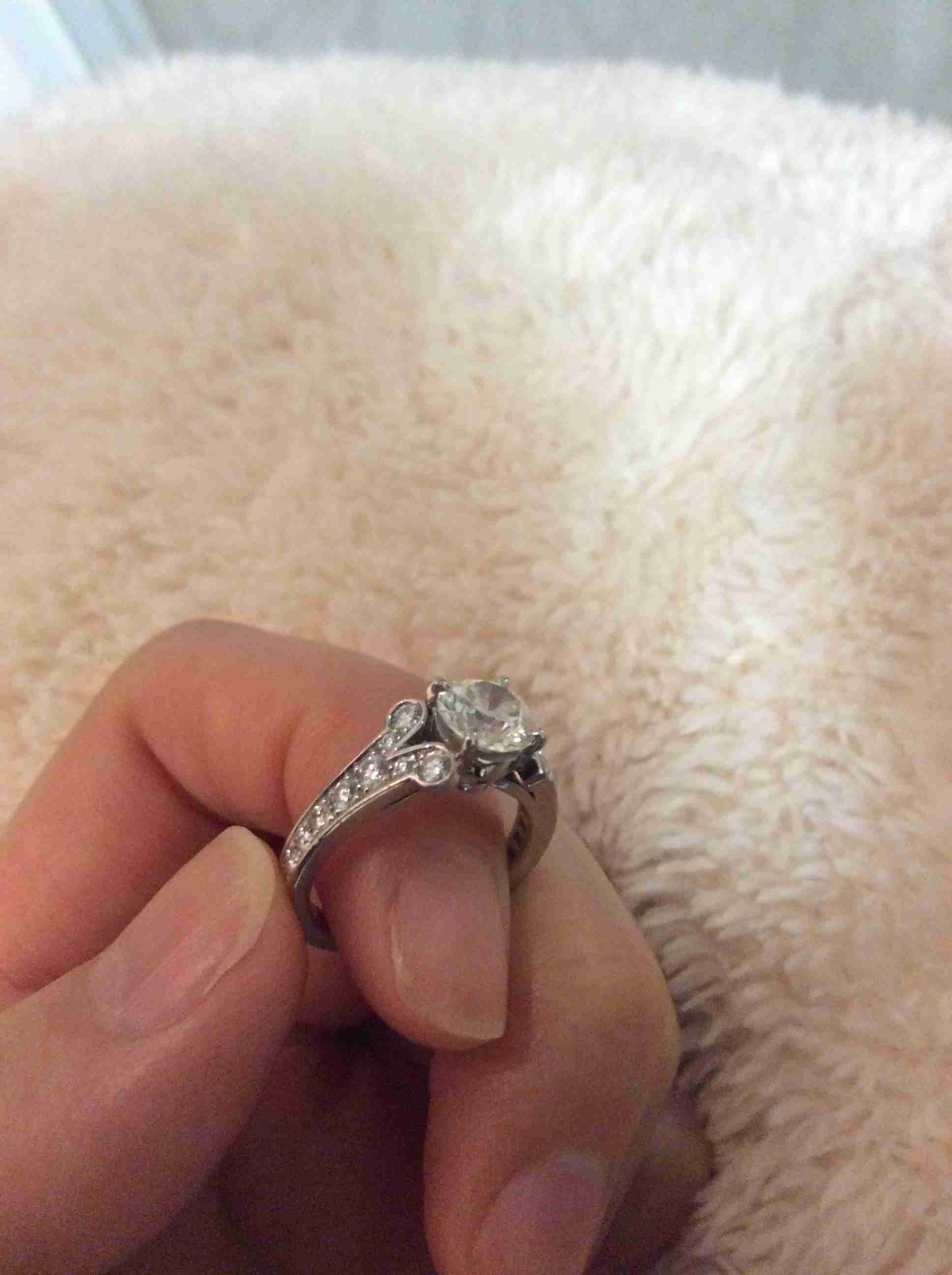 色んな婚約指輪見せてください!