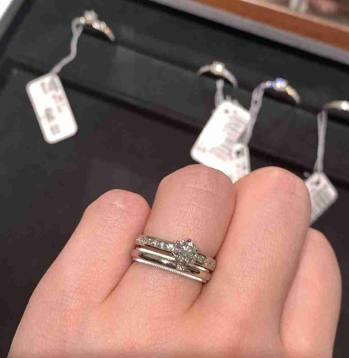色んな婚約指輪見せてください!