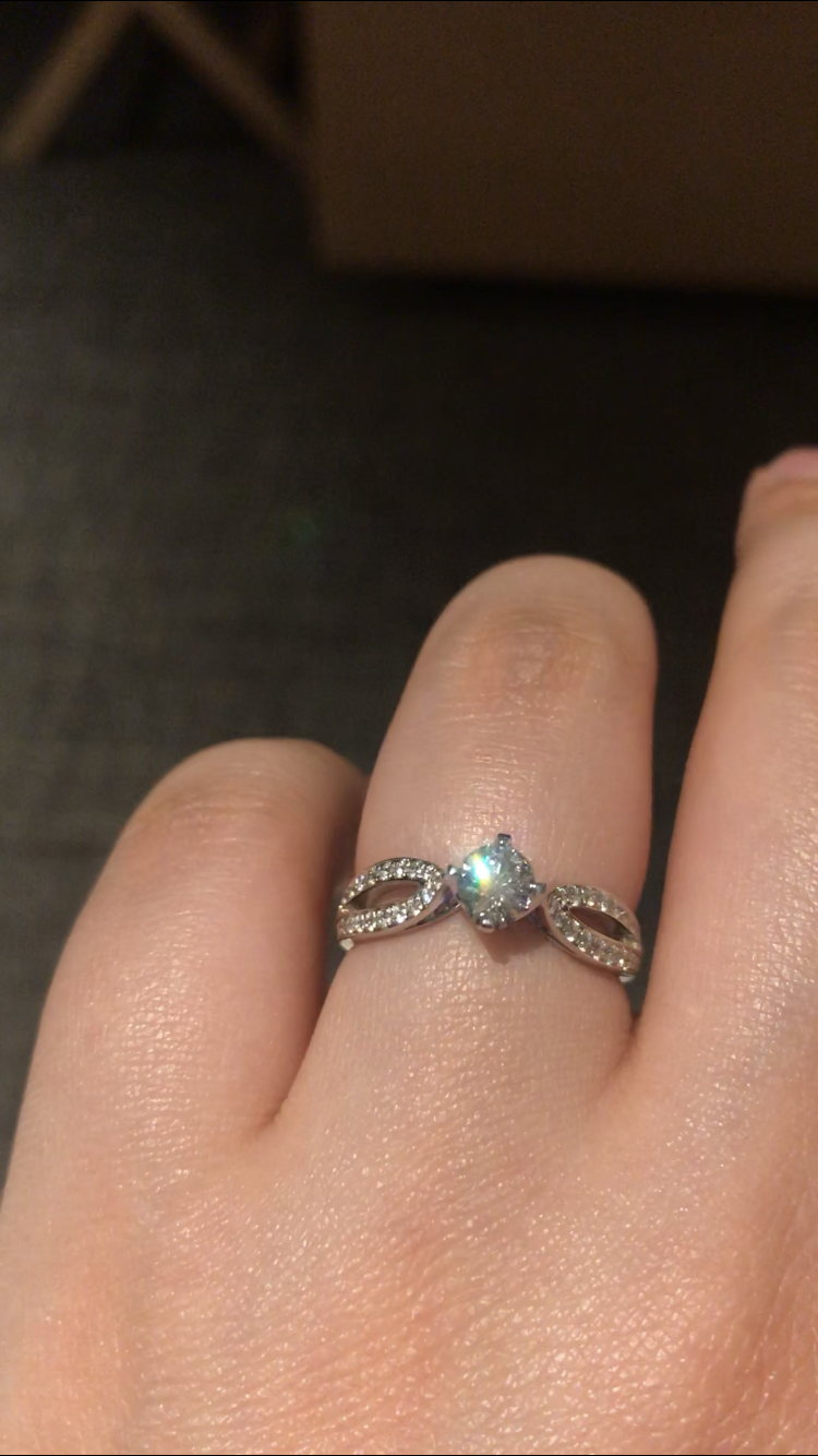 色んな婚約指輪見せてください!
