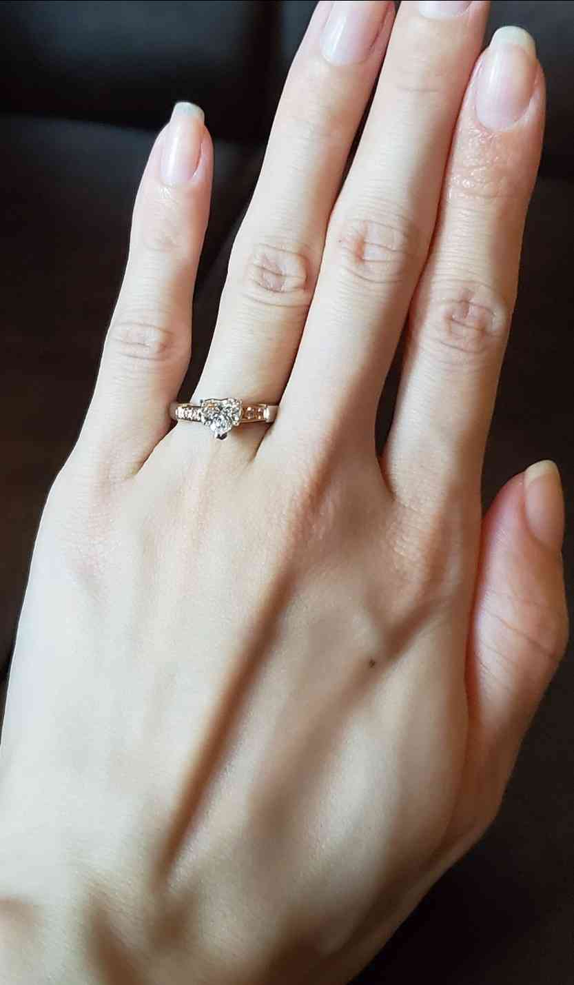 色んな婚約指輪見せてください!
