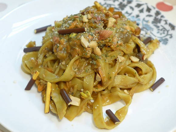 料理研究家・園山真希絵はいま……「食陰陽師」の肩書、背中にアート、料理の独創性は弱まる?