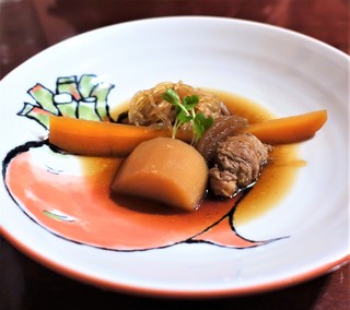 料理研究家・園山真希絵はいま……「食陰陽師」の肩書、背中にアート、料理の独創性は弱まる?