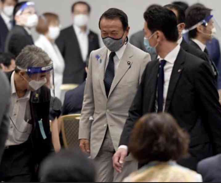 麻生太郎が大規模な政治家パーティを開催してしまい批判殺到