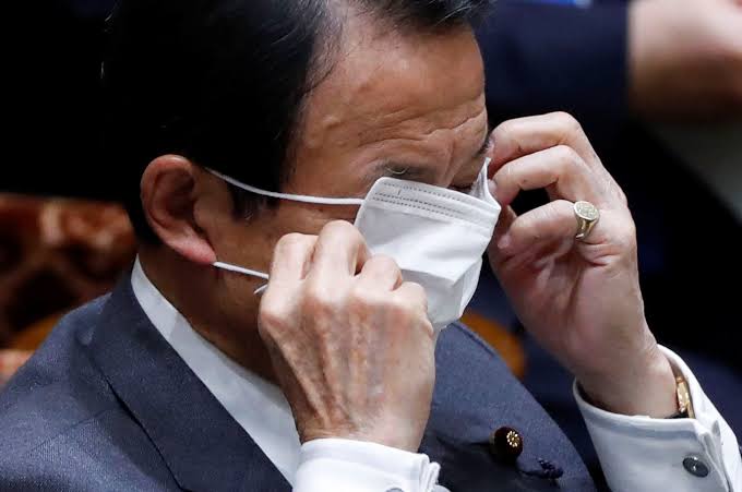 麻生太郎が大規模な政治家パーティを開催してしまい批判殺到