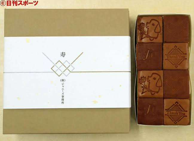 生田斗真、特注マカロン　報道各社への結婚報告に添えて