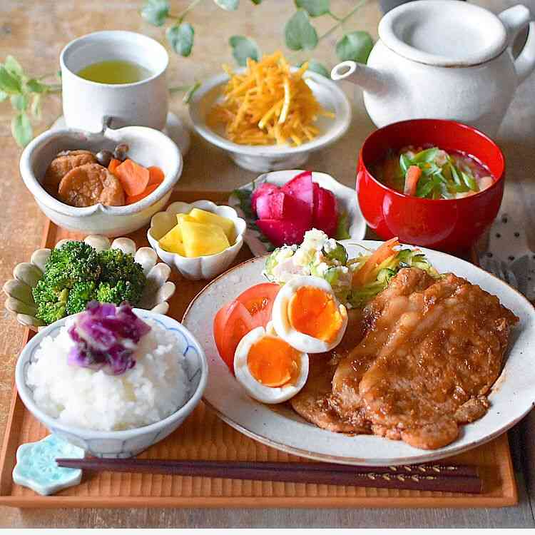 美しく、美味しそうな和食の盛り付けが見たいです。