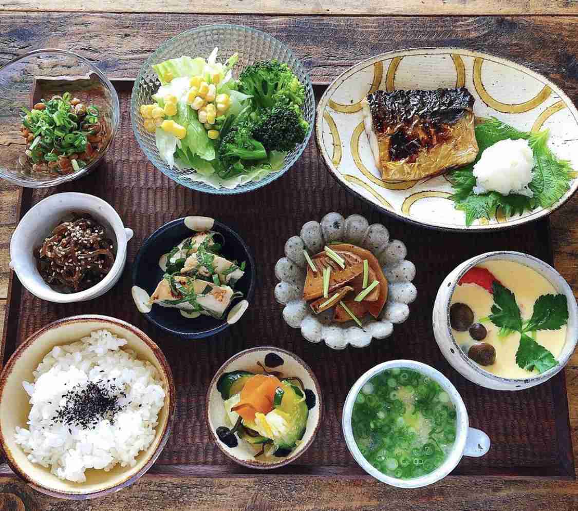 美しく、美味しそうな和食の盛り付けが見たいです。
