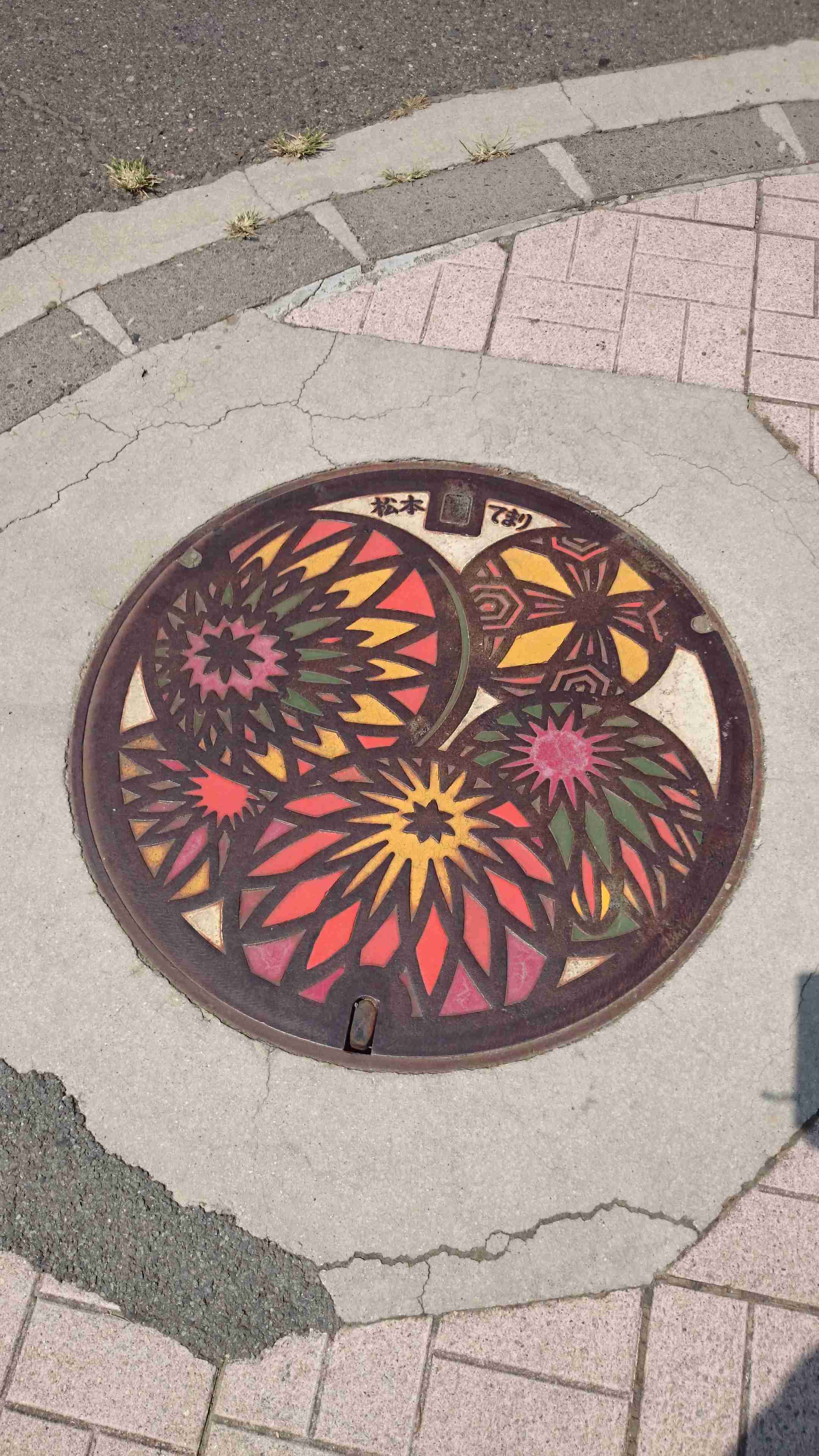 日本各地、様々なマンホールを貼るトピ♪