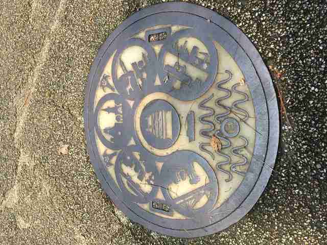 日本各地、様々なマンホールを貼るトピ♪
