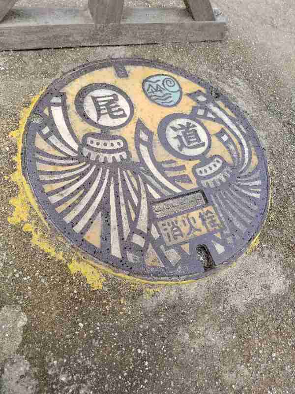 日本各地、様々なマンホールを貼るトピ♪