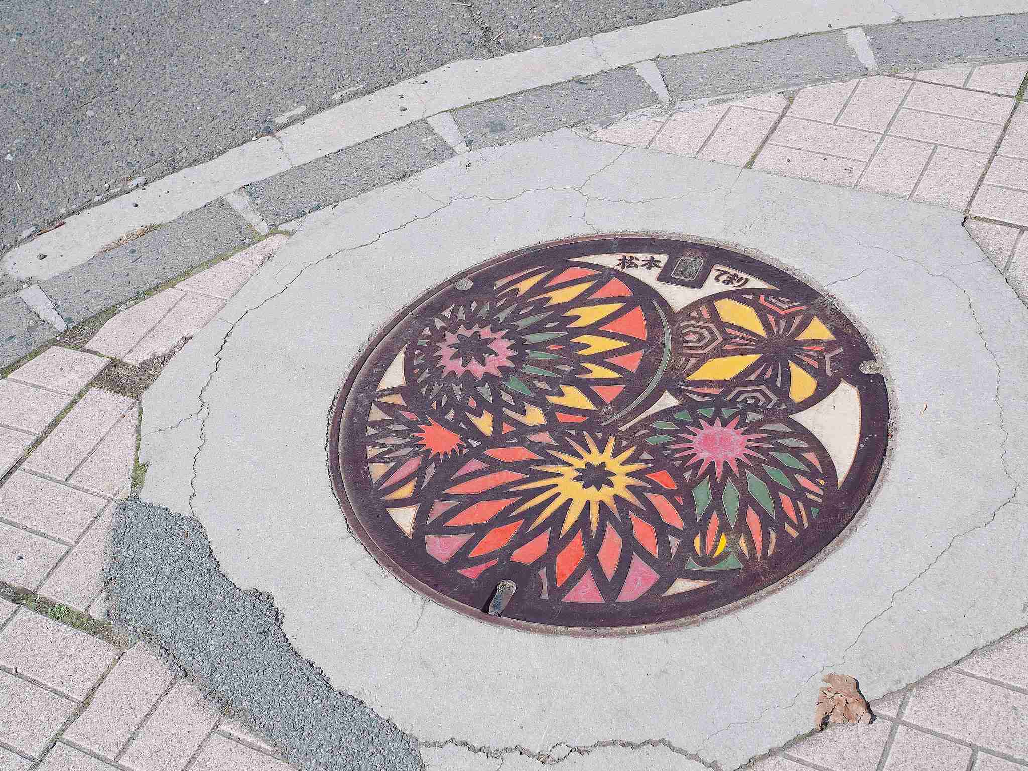 日本各地、様々なマンホールを貼るトピ♪
