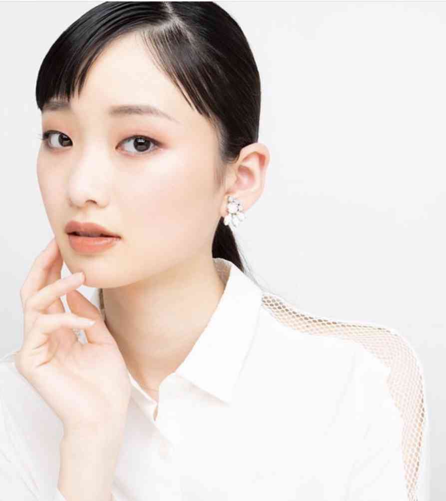 オフィスメイクにおすすめのアイシャドウ