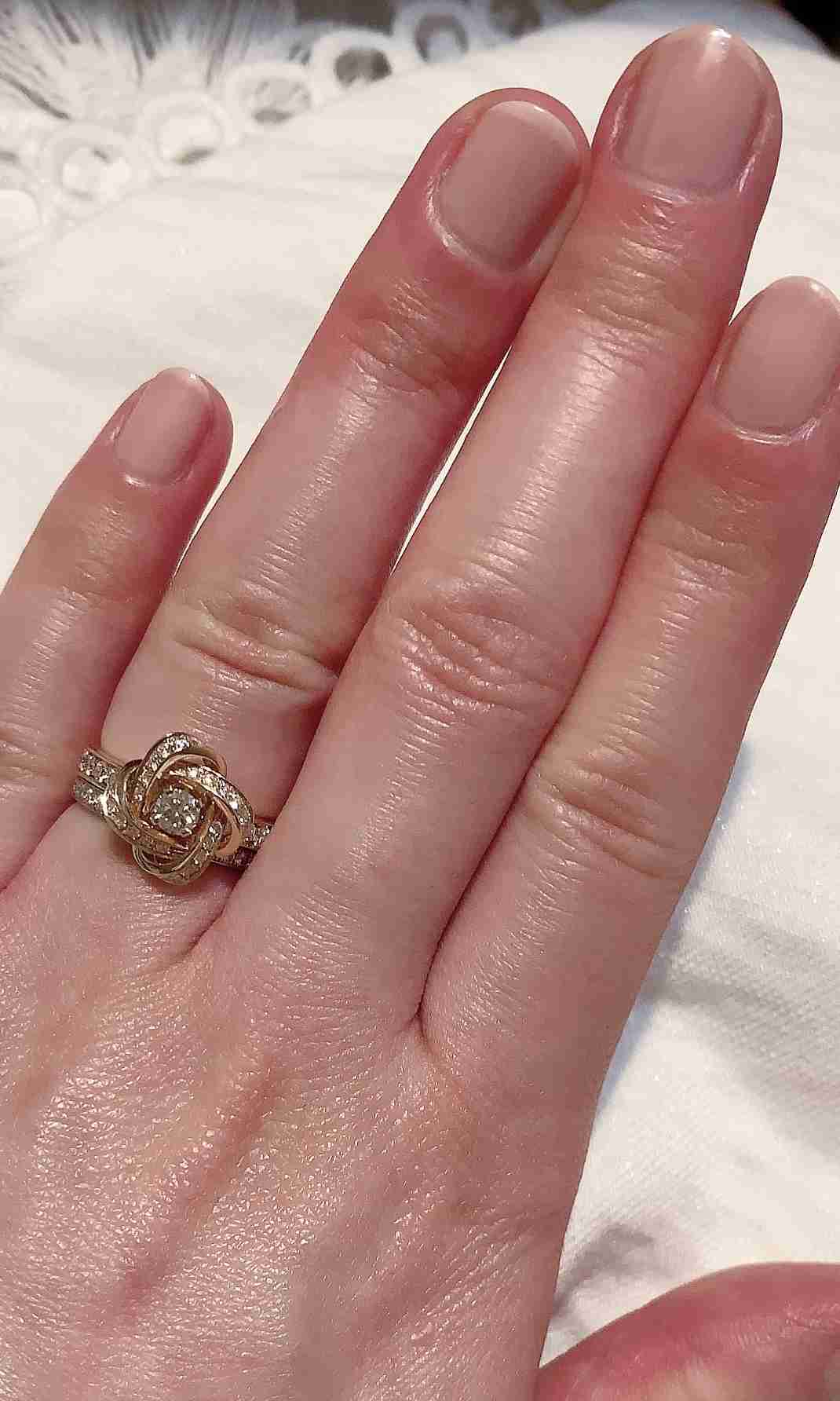 色んな婚約指輪見せてください!
