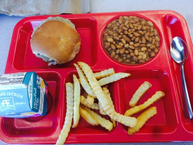 「くろパン1こ　ぎゅうにゅう1本　スライスチーズ1枚」コロナで夏休み補充授業、「簡易給食」あまりに質素　不満の声受け再検討へ