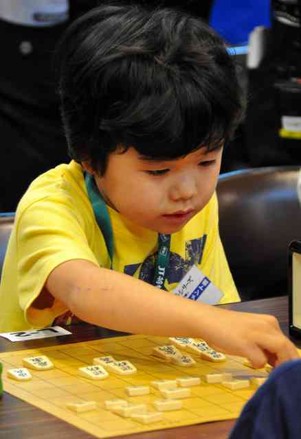 藤井聡太棋聖、『ZIP!』で鉄道模型をプレゼントされ歓喜 「渋い」「ただの模型鉄と化してる」