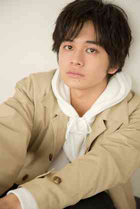 歌手＆俳優の北村匠海が美人すぎる社長秘書とのお泊まり愛
