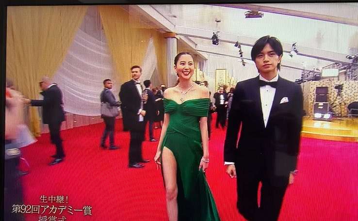 「美の宝石箱」「次元が違う」河北麻友子、スタイル抜群のドレス姿に称賛の声