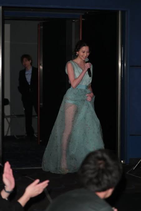 「美の宝石箱」「次元が違う」河北麻友子、スタイル抜群のドレス姿に称賛の声