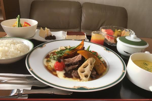 ここは料亭…？いいえ、眼科です　あまりに豪勢すぎる病院食が話題に→こだわりの理由を広報に聞いた