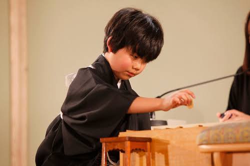 藤井聡太棋聖4連勝 「王位」獲得 史上最年少で「二冠」と「八段」